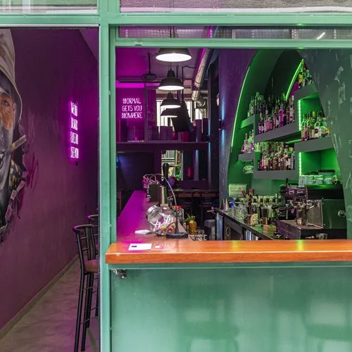 "The Cranky": Το νέο, αστικά παράξενο, μπαρ των Εξαρχείων