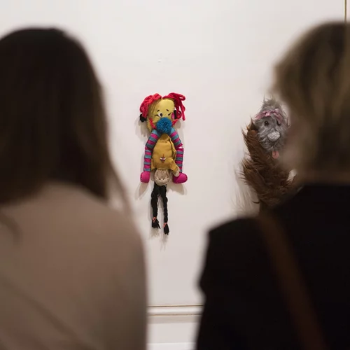 Τι είναι αυτό που κάνει τη σύγχρονη τέχνη τόσο διαφορετική; Το Μουσείο Κυκλαδικής Τέχνης απαντά