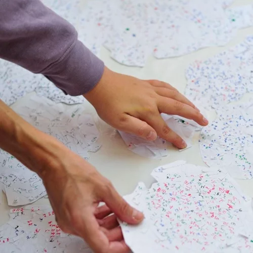 "Μέσα στο Μυαλό του Άλλου": Μαθητές δημοτικού και καλλιτέχνες στήνουν μια ομαδική έκθεση στο Κέντρο Τεχνών