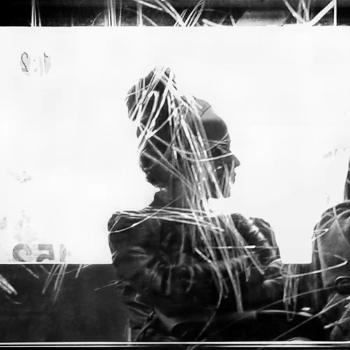 25 εικαστικοί αναζητούν τρόπους διαφυγής από την αγχώδη καθημερινότητα της Αθήνας