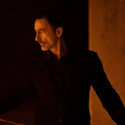 Ο Δημήτρης Παπαϊωάννου ξανασυναντά το "Ρέκβιεμ για το τέλος του έρωτα" – και γίνεται sold out πριν καν αρχίσει