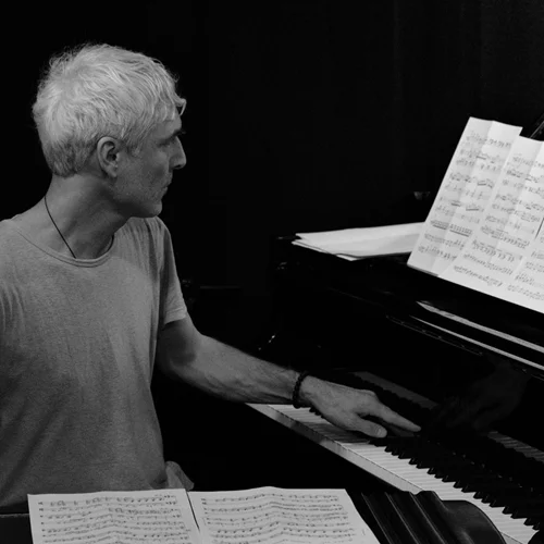 Ο Αντώνης Ανισέγκος σε ένα μοναδικό πιάνο σόλο