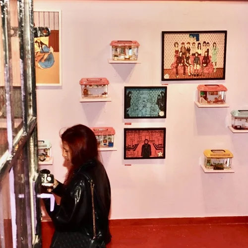 "Sweet Movie": Μια έκθεση που ξεδιπλώνεται σαν αποδομημένο θεατρικό έργο