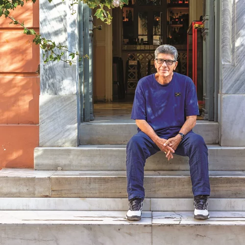 Για τον Γιάννη Μπέζο, το θέατρο είναι ο τόπος όπου ξαναβρίσκεις τον άνθρωπο