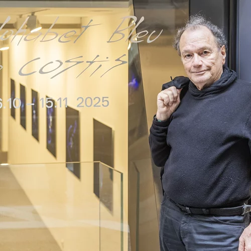 Βροντές κι αστραπές στη Roma Gallery: Ο Κωστής μετατρέπει τον ηλεκτρισμό σε σύγχρονη τέχνη