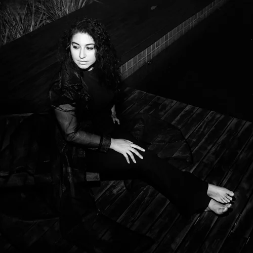 Arooj Aftab: Πολλά παραπάνω από ένα ακόμα "sad girl", μια ερμηνεύτρια σούφι μουσικής ή η πρώτη Πακιστανή καλλιτέχνιδα με Grammy