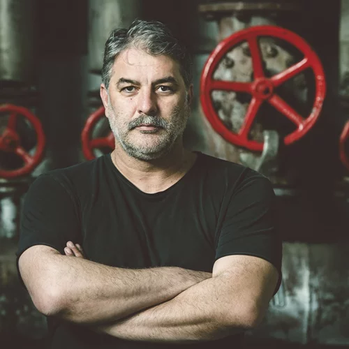 Τι ανεβάζει ο Βασίλης Μπισμπίκης τη νέα χρονιά;