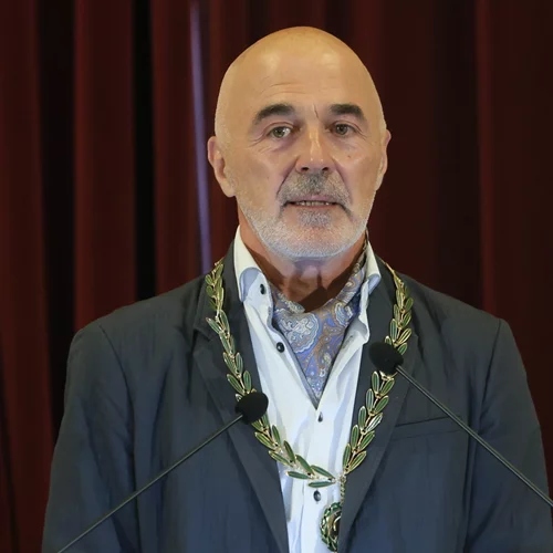 Ο Στάθης Λιβαθινός κι επίσημα ο πρώτος ακαδημαϊκός στην έδρα της Θεατρικής Τέχνης