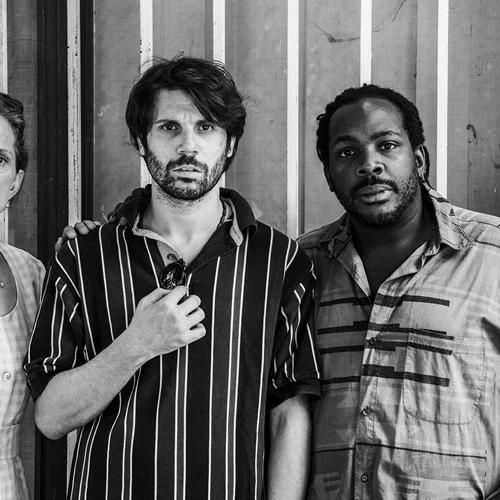 "Στέλιος Κασόνγκο": Η Ελένη Σκότη και ο Γιώργος Χατζηνικολάου σκηνοθετούν το πρώτο του έργο στο Θέατρο Επί Κολωνώ