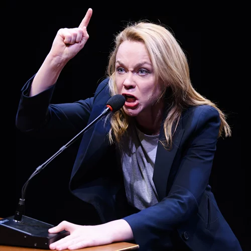 'Prima Facie': Όταν η Λένα Παπαληγούρα συναντά τις ηρωίδες της, η σκηνή σείεται