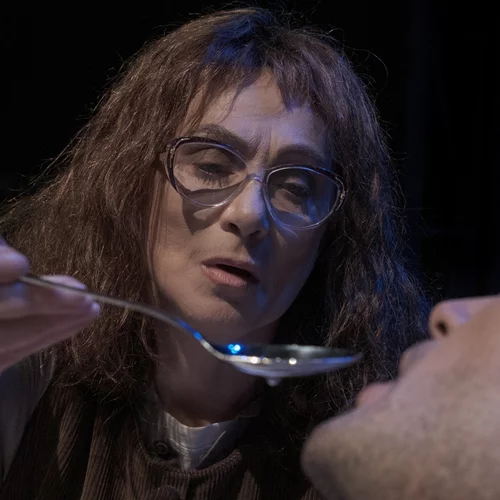 "Misery": Αποκλειστικές φωτογραφίες από το ψυχολογικό θρίλερ με Κομνηνού-Ροϊλό