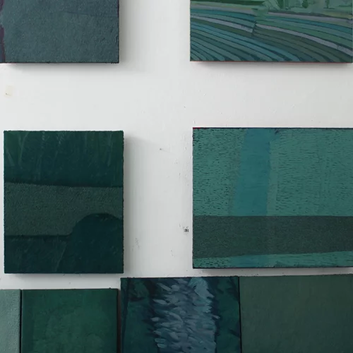 Στη ζωγραφική του Δημήτρη Εφέογλου, τίποτα δεν μένει ακέραιο