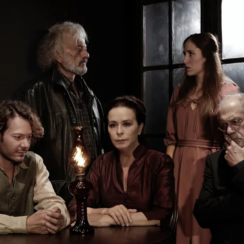 Η Αναστασία Παπαστάθη συνεχίζει με τους ανατρεπτικούς "Βρικόλακες" στο Radar