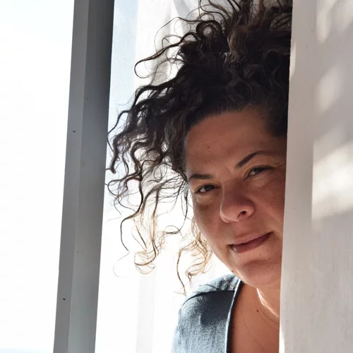 Η Ματούλα Ζαμάνη ενώνει το κοινό της κάτω από τον αθηναϊκό ουρανό