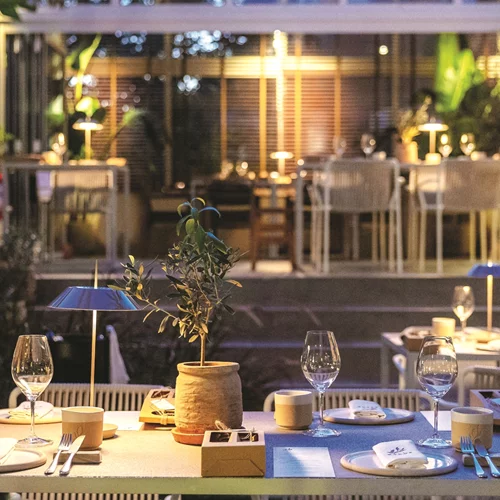 Zohos: Κυριακάτικο τραπέζι κάθε μέρα στον μυστικό κήπο της Πλάκας