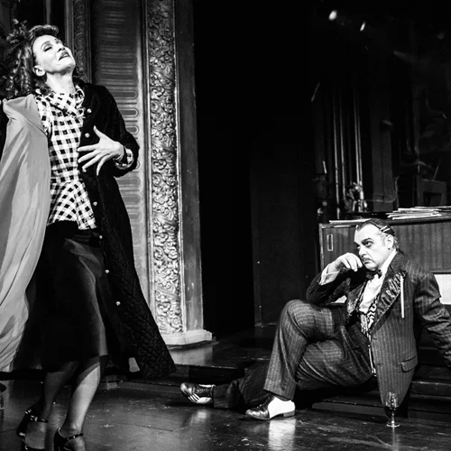 Πρώτες εικόνες από το "Πονηρό πνεύμα" του Γιάννη Χουβαρδά λίγο πριν την πρεμιέρα του στο Εθνικό