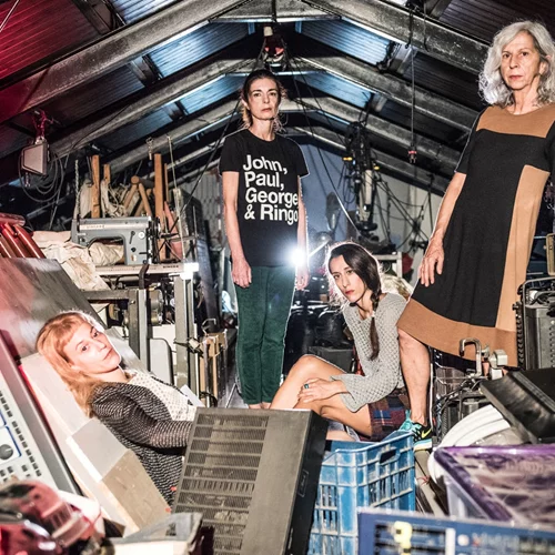 "Τα χρόνια" της Ανί Ερνό γίνονται παράσταση από τους Ακύλλα Καραζήση και Νίκο Χατζόπουλο