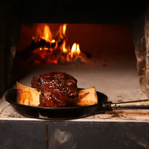 Οι Κυριακές στο 'Vezene' παραμένουν κλασικά -και πληθωρικά- νόστιμες