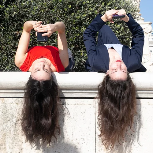 Τι σημαίνει να ζεις στην Αθήνα του 2024, εκεί γύρω στα 30; Η παράσταση "Δε μιλένιαλς" έχει την απάντηση