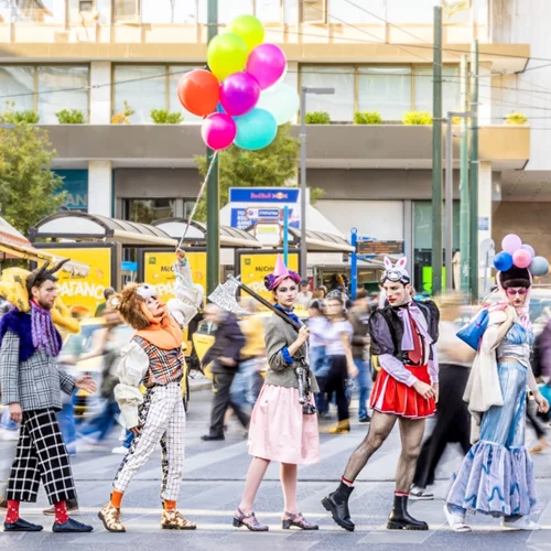34 θεατρικές παραστάσεις κάνουν πρεμιέρα μετά το Πάσχα