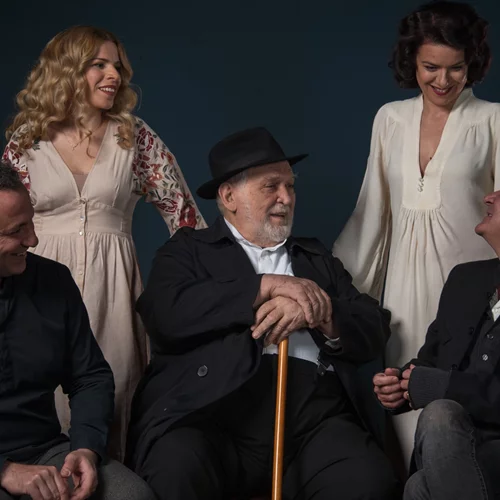 "Πώς να σωπάσω...": Η παράσταση επιστρέφει στη μνήμη του Κώστα Καζάκου