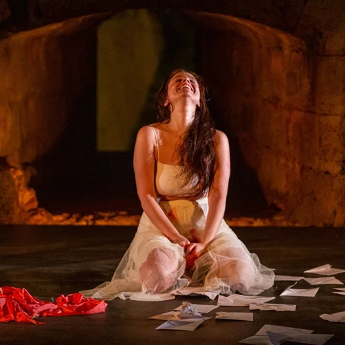 "Κόκκινο": Η ποιητική παράσταση για τη γυναίκα επιστρέφει