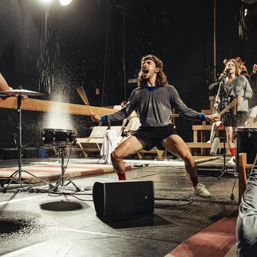 Onassis Dance Days: Η Miet Warlop χορογραφεί ένα τραγούδι με αίμα, δάκρυα και ιδρώτα