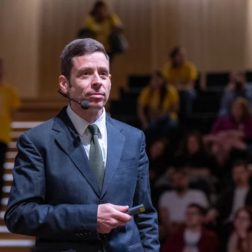 Ένα γερό "MindFAQ" μάς ετοιμάζει ο Γιάννης Σαρακατσάνης στο "Τζένη Καρέζη"