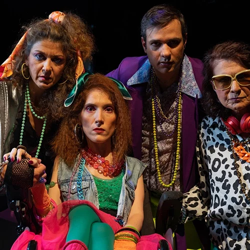 "Η playlist μιας faultless μητρότητας": Έξι τελευταίες παραστάσεις για ένα Gen Z έργο