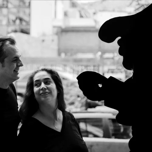 Ο Τάσος Κώνστας και η Αλεξία Αλεξίου μάς συστήνουν την "Paraga" τους