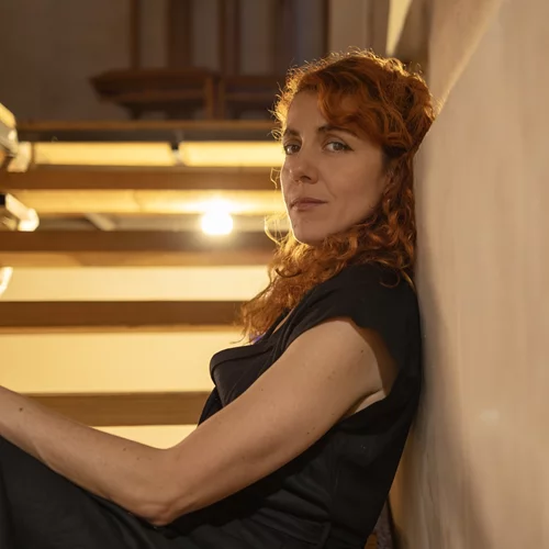 Η Πηνελόπη Φλουρή γοητεύεται από καλλιτέχνες που κρατήθηκαν στη ζωή από την τέχνη τους