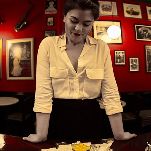 "Taniko"- κρασί στο χέρι, αγγλικοί υπέρτιτλοι στη σκηνή