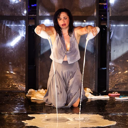 "Μήδειας μπούρκα": Το Θεσσαλικό Θέατρο στην Αθήνα με τη βραβευμένη παράσταση για την ηρωίδα - σύμβολο