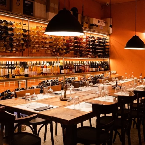 Σε ένα σουβλατζίδικο των Εξαρχείων υπάρχει ένα σχεδόν μυστικό κελάρι με σπουδαία κρασιά