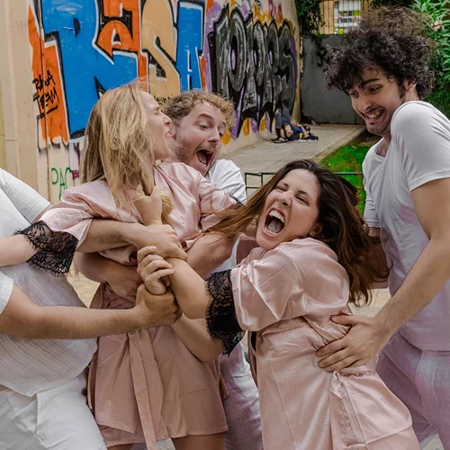 "Bachelors and bachelorettes": Μια μαύρη κωμωδία για τις σχέσεις στο Theatre of the No