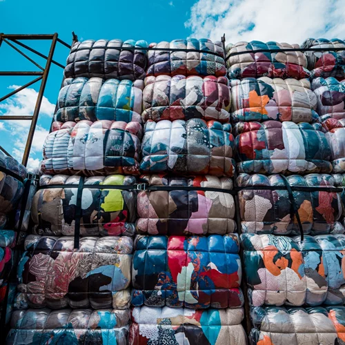 "Return to Sender": Νιάρχος και ΕΜΣΤ φέρνουν μια υπαίθρια εγκατάσταση στην Αθήνα