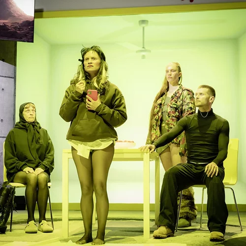 Φεστιβάλ Αθηνών: Το "Angela (a strange loop)" της Σουζάνε Κένεντι βάζει στο μικροσκόπιο τη ζωή μιας ινφλουένσερ