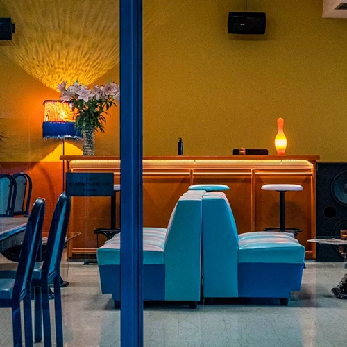 Το 'Apoteka' είναι ένα διαφορετικό μπαρ, βγαλμένο από τα 80s