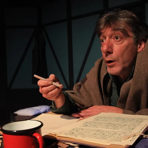 "Το παλτό" του Νικολάι Γκόγκολ: Για 7η χρονιά επιστρέφει η παράσταση του σπαρακτικού, γλυκόπικρου έργου