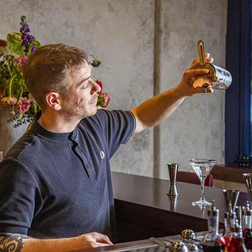 All hail the "Quinn's": Το νέο μπαρ του Ηλία Μαρινάκη