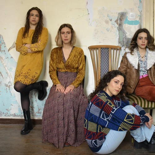 "Ψάρια στη γυάλα": Ένα φεμινιστικό έργο έρχεται με νέα ματιά στο Θέατρο "Μπέλλος"