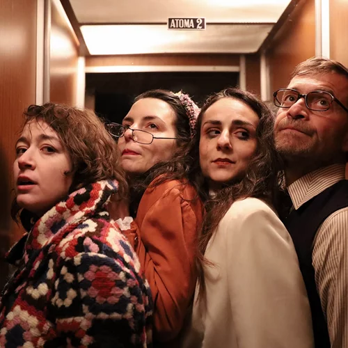 "Εκκενώστε": Το νέο έργο της Χρύσας Κολοκούρη μιλάει με χιούμορ για ένα κόσμο που καταρρέει