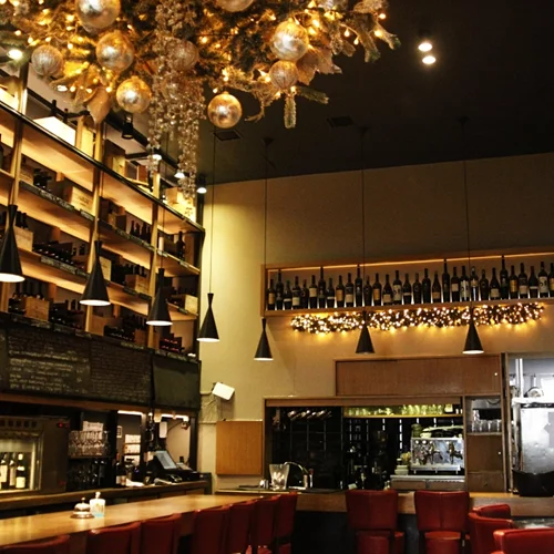 Το "By The Glass" σβήνει 10 κεράκια