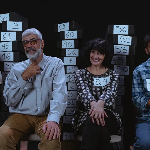 "Interview": Η ομάδα Εμείς μοιράζεται αναμνήσεις από την πολυταξιδεμένη παράσταση