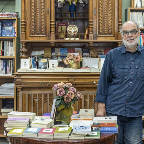 Τα βιβλιοπωλεία της γειτονιάς μάς συστήνονται: Το 'Επίκεντρον' στους Αγίους Αναργύρους