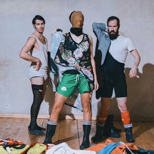 "Τι είναι αυτό που με κάνει αγόρι;": Μία παράσταση που ανοίγει τη συζήτηση περί αρρενωπότητας και… άλλων δαιμονίων