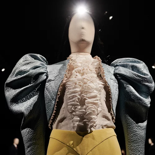 "Poor Things. Τα κοστούμια": Δείτε φωτογραφίες από την εντυπωσιακή έκθεση του Μουσείου Μπενάκη