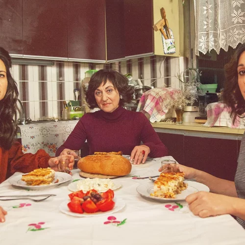 "Μάλο Μόμε ή μικρό κορίτσι": Ένα έργο για την ενηλικίωση μέσα στην ξενιτιά