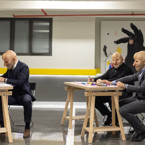 Γνωστός συλλέκτης παρουσιάζει έκθεση σε πάρκινγκ