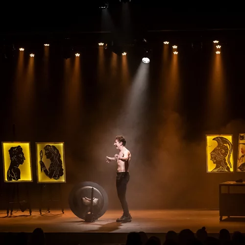 "Θέατρο και ατελιέ γίνονται ένα" στην έκθεση του Απόστολου Χαντζαρά